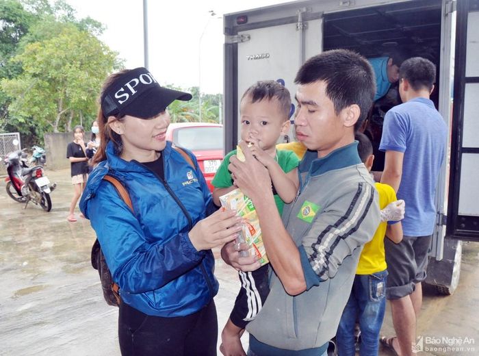 Em bé 2 tuổi được tặng sữa hộp sau những ngày lũ. Ảnh: Công Kiên