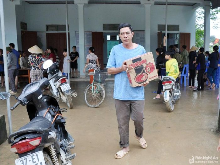 Bà con thôn Mỹ Hương (xã Thanh Mỹ) được nhận hàng cứu trợ. Ảnh: Công Kiên