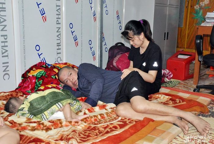 Ông Nguyễn Gia Hồng, thôn Mỹ Hương (xã Thanh Mỹ) bị tai biến mạch máu não, nhà bị ngập, hiện đang sơ tán tại trụ sở UBND xã. Ảnh: Công Kiên