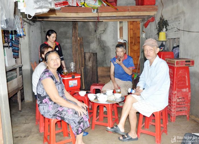 Con gái bà Ngô Thị Thanh, thôn Mỹ Hương (xã Thanh Mỹ) từ huyện Anh Sơn mang xôi về tiếp tế cho mẹ, bà Thanh san sẻ cho bà con xóm giềng. Ảnh: Công Kiên
