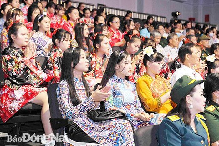 Khán giả hào hứng với các tiết mục biểu diễn