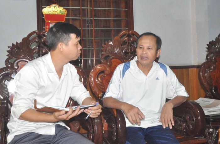Đại tá Vũ Văn Sơn (bìa phải)-nguyên Đội trưởng Đội K52 cho biết đã cất bốc thêm nhiều hài cốt liệt sĩ ở Campuchia thông qua chỉ dẫn của ông Huân. Ảnh: Hoành Sơn