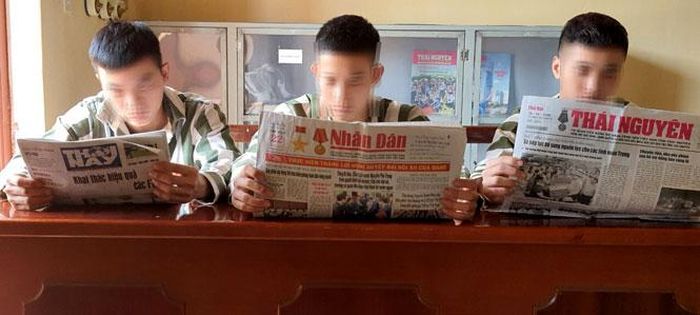 Hằng ngày phạm nhân được đọc báo, xem ti vi.