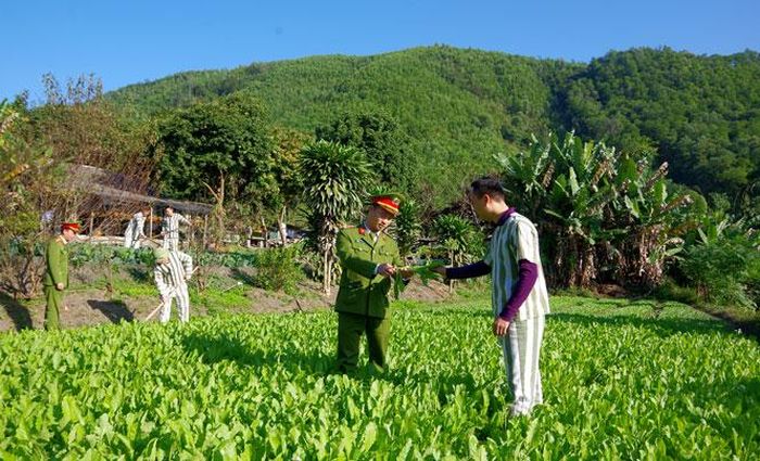 Phạm nhân thi hành án tại Trại Tạm giam của Công an tỉnh cải tạo bằng hình thức lao động sản xuất.