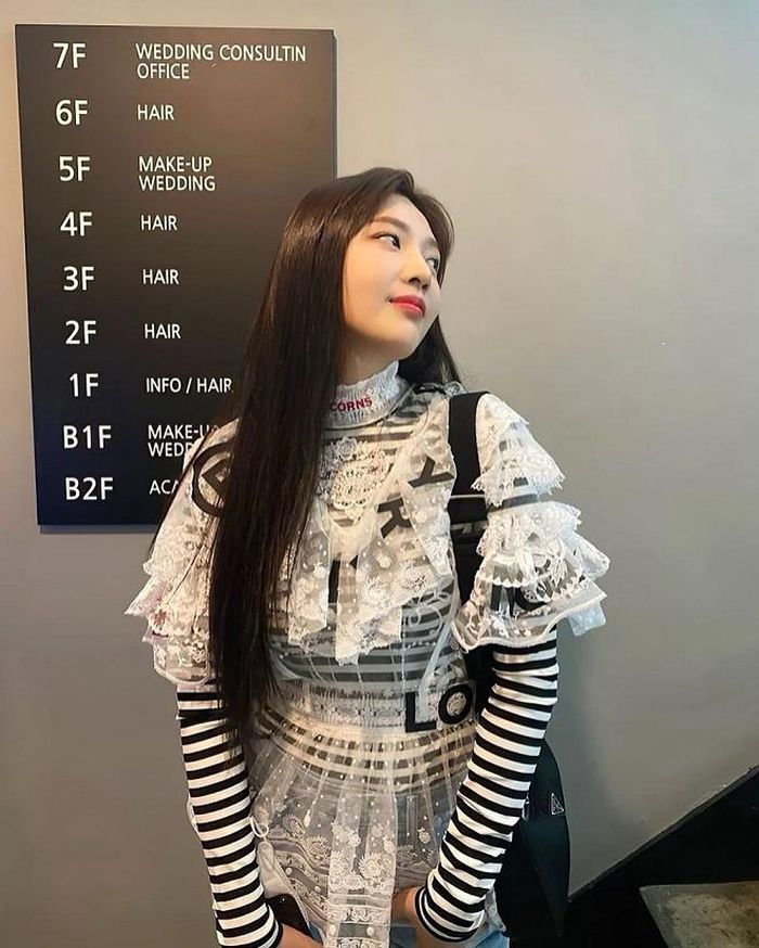 Không chỉ được Hyoyeon lựa chọn, áo thun kẻ ngang dài tay và cao cổ thuộc hãng Burberry giúp Joy ghi điểm khi cô kết hợp với váy trong độc đáo và quần shorts jeans. Ảnh: Stardailynews, Koreaboo.