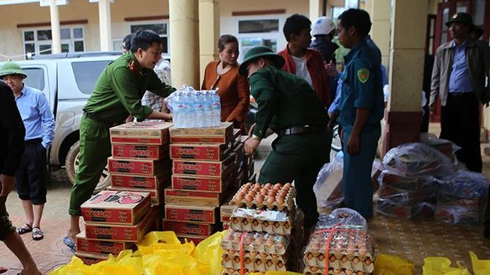 Chuyển hàng cứu trợ cho người dân ở Quảng Trị. Ảnh: TTXVN