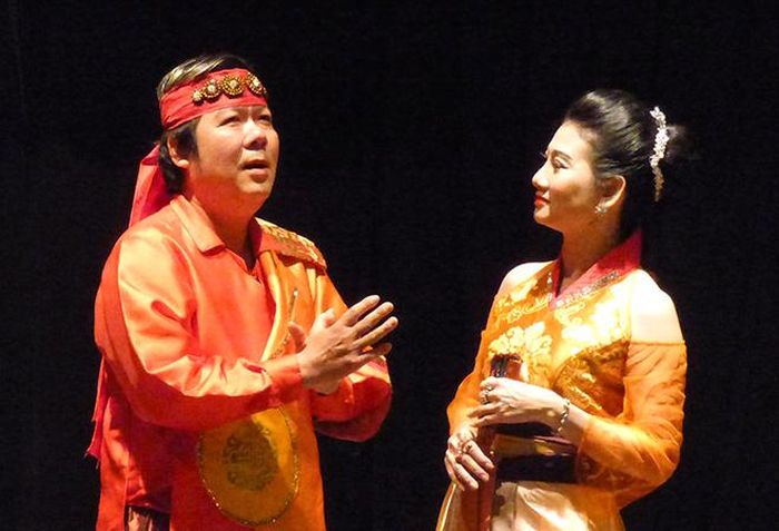 NSUT Mỹ Uyên (vai Lão Khổ), Chánh Trực (vai Lưu tri huyện) trong vở Công lý như mặt trời (Ảnh: H.K)