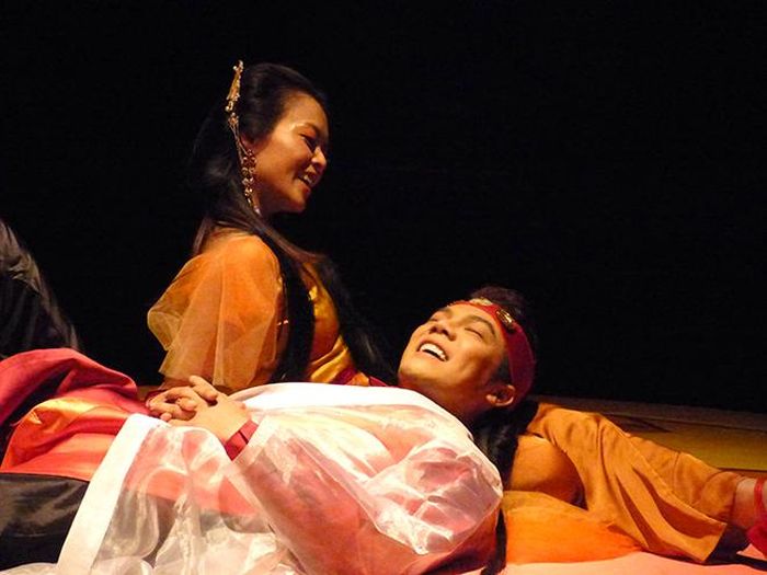 Võ Ngọc Tân vai công tử Dần Dần Chí, Đoàn Tường Vy vai Nguyệt Hồng (Ảnh: H.K)