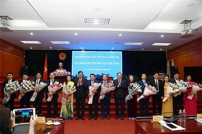 Thường trực tỉnh ủy, HĐND tỉnh Sơn La tặng hoa chúc mừng các đồng chí nghỉ hưu và nhận nhiệm vụ công tác mới. 