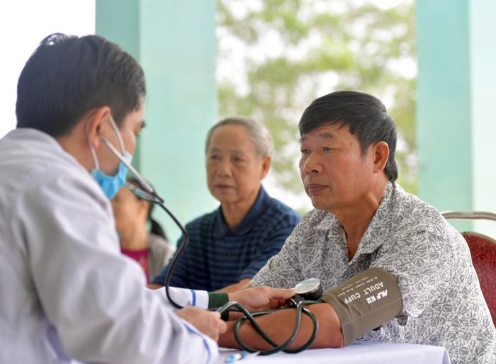 Hoạt động thăm khám, cấp thuốc của lực lượng quân y góp phần giúp chính quyền và nhân dân địa phương khắc phục khó khăn, sớm ổn định đời sống, sinh hoạt và sản xuất.