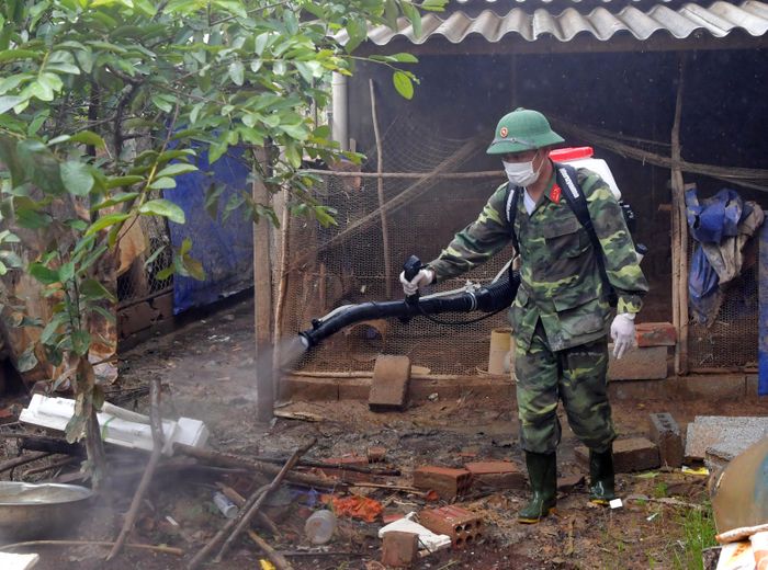 Trung úy, QNCN Nguyễn Quang Huy, Đội Y học dự phòng Cục Hậu cần, Quân khu 4 phun khử khuẩn, tẩy trùng tại một hộ dân ở xã Lộc Thủy, huyện Lệ Thủy.