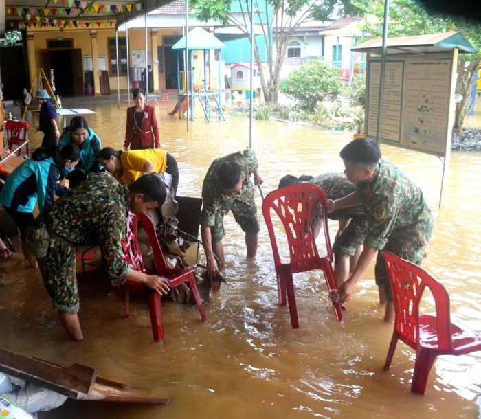 Cán bộ, chiến sĩ Sư đoàn 324 (Quân khu 4) giúp Trường mầm non Thanh Hà (huyện Thanh Chương) khắc phục hậu quả mưa lũ.