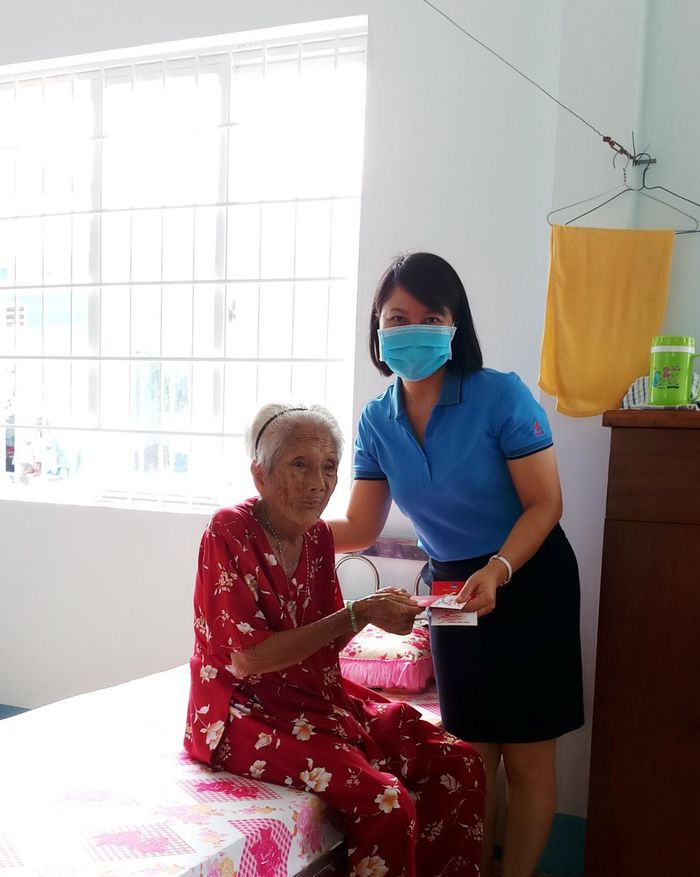 Thăm hỏi người già neo đơn
