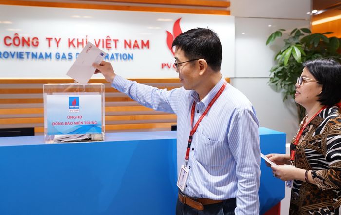 Lãnh đạo Công đoàn PV GAS ủng hộ đồng bào miền Trung