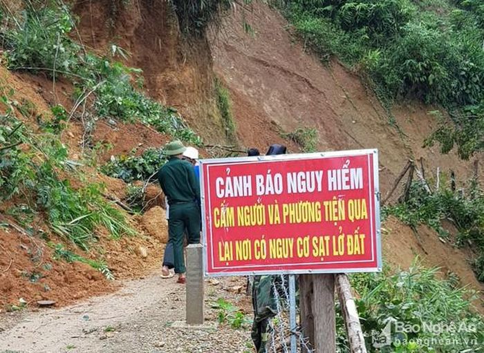 Đồn Biên phòng Na Loi đã phối hợp địa phương cắm biển, cử lực lượng cảnh báo, ngăn người và phương tiện qua lại; đồng thời, huy động lực lượng, phương tiện san gạt, khắc phục sạt lở đảm bảo thông xe vào chiều cùng ngày. Ảnh: Lê Thạch