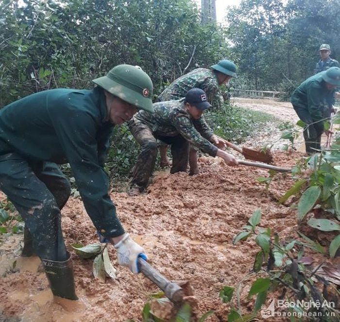 Tại tuyến từ đường 7 vào Đồn Biên phòng Châu Khê (Con Cuông) với tổng chiều dài 35 km, đã có 7 điểm sạt lở gây ách tắc giao thông; Ngay trong ngày 1/11 và 2/11, Đồn Biên phòng Châu Khê phối hợp địa phương tổ chức khắc phục các điểm sạt lở, đảm bảo xe máy đi lại tạm thời. Ảnh: Lê Thạch
