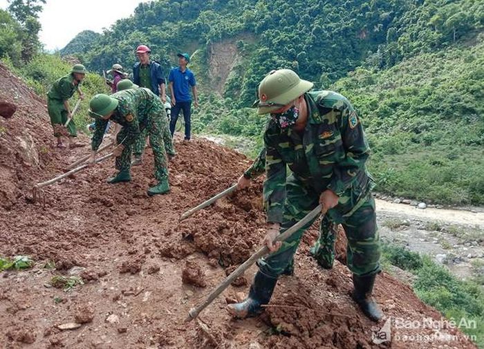 Tại địa bàn bản Noọng Dẻ đi vào bản Huồi Pốc, xã Nậm Cắnh (Kỳ Sơn) cách Quốc lộ 7 khoảng 1 km, do mưa nền đất yếu nên đá lăn xuống lòng đường, hiện chỉ qua lại được bằng xe máy; Đồn Biên phòng Cửa khẩu quốc tế Nậm Cắn đã cử lực lượng cảnh báo, giúp người dân đi lại an toàn. Ảnh: CBCS Đồn BP Mường Ải và nhân dân địa phương khắc phục sạt lở đoạn bản Xốp Xăng, xã Mường Ải (Kỳ Sơn). Ảnh: Lê Thạch