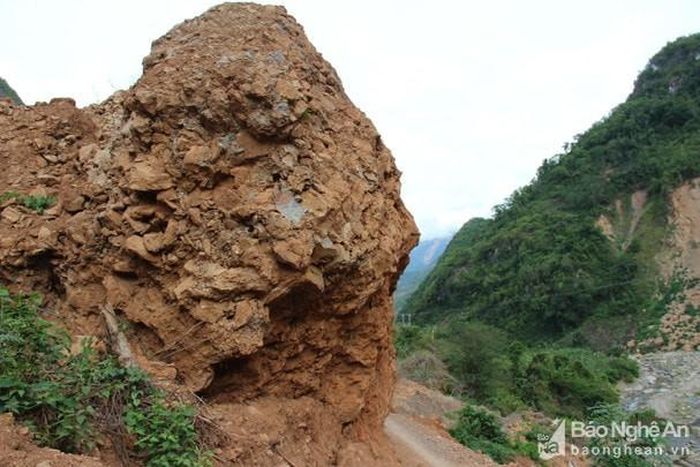 Hiện nay vẫn còn một số điểm sạt lở tại huyện Kỳ Sơn cần được tiếp tục khắc phục triệt để. Ảnh tư liệu