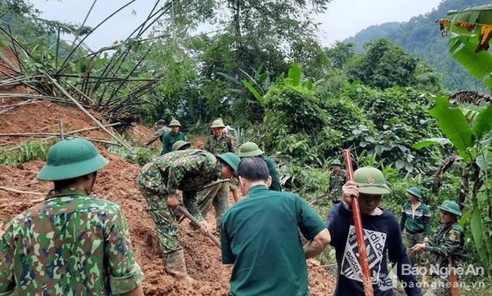 Mưa lớn cũng gây sạt lở với chiều dài hơn 100m tại tuyến đường từ Quốc lộ 7 nối với Đồn Biên phòng Châu Khê (Con Cuông), cán bộ, chiến sỹ biên phòng ở đây tổ chức khắc phục. Ảnh: Lê Thạch