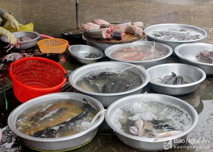 Thủy sản nước ngọt tăng giá mạnh do các ao, hồ nuôi trồng bị tràn ra ngoài. Ảnh: Q.A