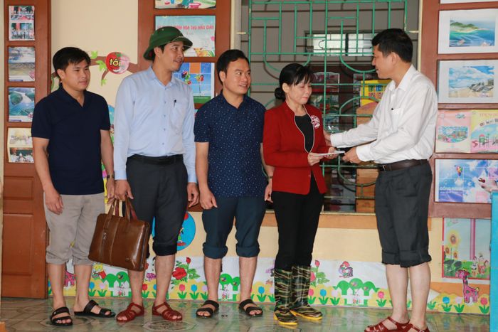 Giám đốc Sở GD&amp;ĐT Thái Văn Thành trao tiền hỗ trợ cho Trường Mầm non Thanh Hà (Thanh Chương). Ảnh: M.H