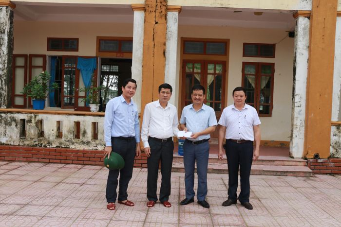 Lãnh đạo Sở GD&amp;ĐT trao tiền ủng hộ cho Trường Tiểu học Minh Sơn (Đô Lương). Ảnh: M.H