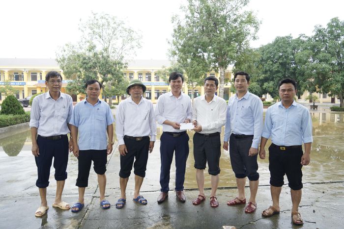 Lãnh đạo Sở Giáo dục và Đào tạo cùng chính quyền huyện Yên Thành trao quà hỗ trợ cho Trường THCS Hoàng Tá Thốn. Ảnh: M.H