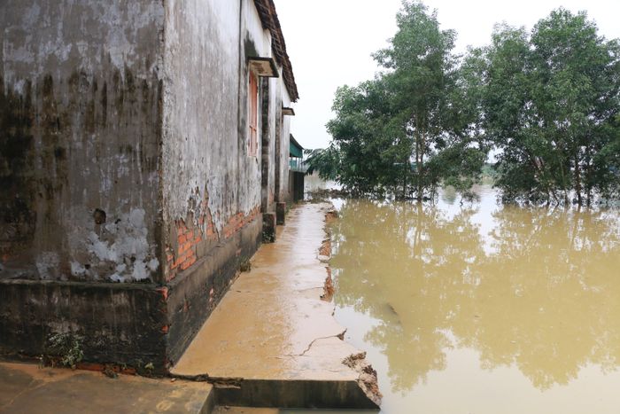 Phía sau dãy nhà làm văn phòng nhà trường, một đoạn tường lớn bị sạt lở rất nguy hiểm. Sáng nay, ông Nguyễn Văn Chiến - Phó Chủ tịch UBND huyện Thanh Chương đề nghị nhà trường khẩn trương khắc phục ngay sau khi nước rút. Ảnh: M.H