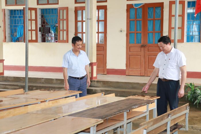 Do bị ngập sâu trong nước gần 1 mét nên hàng chục bộ bàn ghế phục vụ bán trú của Trường Tiểu học Minh Sơn (Đô Lương) bị hư hỏng. Do đó, trong những ngày tới, nếu nhà trường tổ chức đi học trở lại thì khoảng 500 học sinh vẫn chưa thể học bán trú tại trường. Ảnh: M.H