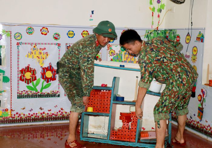 Lực lượng quân đội của Sư đoàn 324 cùng tham gia hỗ trợ trường Mầm non Thanh Hà dọn dẹp lớp học. Ảnh: M.H