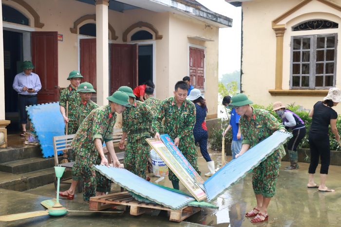 Ngoài khó khăn về cơ sở vật chất, hiện Trường Tiểu học Thanh Hà vẫn đang bị chia cắt do đoạn đường vào trường dài hơn 100m vẫn đang ngập lụt. Ngoài ra, có ít nhất 4 xóm trong xã vẫn đang bị chia cắt, chưa thể đi lại. Ảnh: M.H