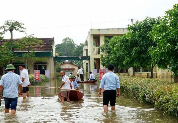 Ngày hôm nay (2/11), nhiều đoạn vào Trường Tiểu học Long Thành (Yên Thành) vẫn phải di chuyển bằng xuồng. Ảnh: M.H