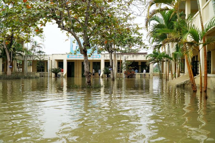 Xã Long Thành vốn là vùng trũng và thường xuyên bị ngập lụt. Hiện ngoài trường tiểu học thì trường mầm non và THCS trên địa bàn cũng đang rất khó khăn và học sinh chưa thể trở lại trường. Ảnh: M.H.