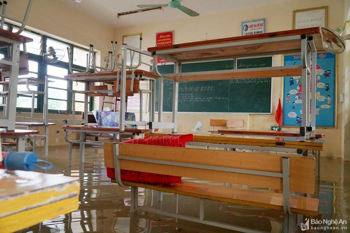 Ở trong các phòng học nhiều đồ dùng vẫn bị ngập trong nước. Ảnh: M.H