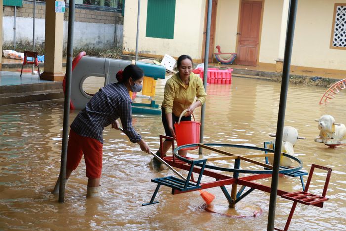 Tranh thủ thời tiết tạnh ráo, sáng nay (2/11) cán bộ, giáo viên nhà trường đã được huy động để dọn vệ sinh trường lớp. Chỉ một số đồ dùng, đồ chơi ở ngoài sân trường còn giữ lại sau lũ. Ảnh: M.H