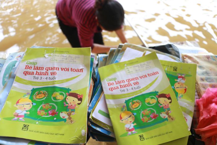 Có khá nhiều sách vở, đồ dùng học tập đã bị cuốn trôi và ngập trong nước không thể sử dụng được. Ảnh: M.H
