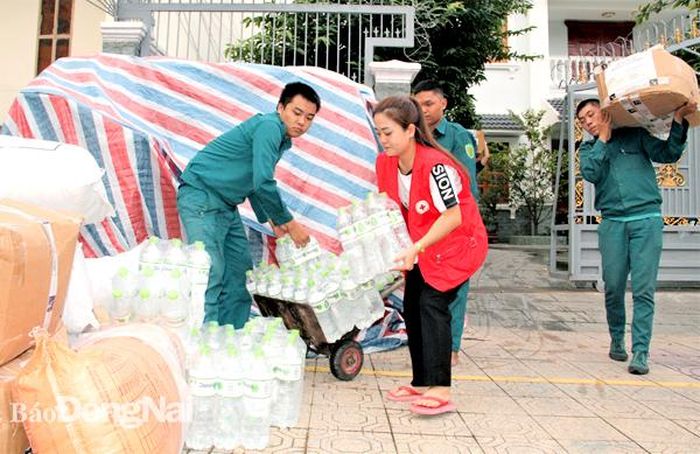 Lực lượng dân quân thường trực TP.Biên Hòa tham gia bốc xếp hàng hóa chuyển đi cứu trợ các tỉnh miền Trung. Ảnh: V.Tuyên