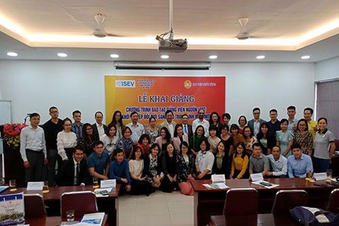 Các đại biểu cùng với các thầy cô học viên tham dự khóa học chụp ảnh lưu niệm.
