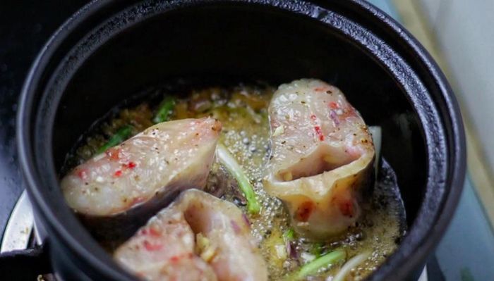 Bạn cho nước cốt bần vừa ngập mặt cá, đun ở lửa nhỏ liu riu cho đến khi phần nước sánh lại rồi cho thêm ít hành lá, ớt và kho đến khi cá mềm, thấm gia vị.