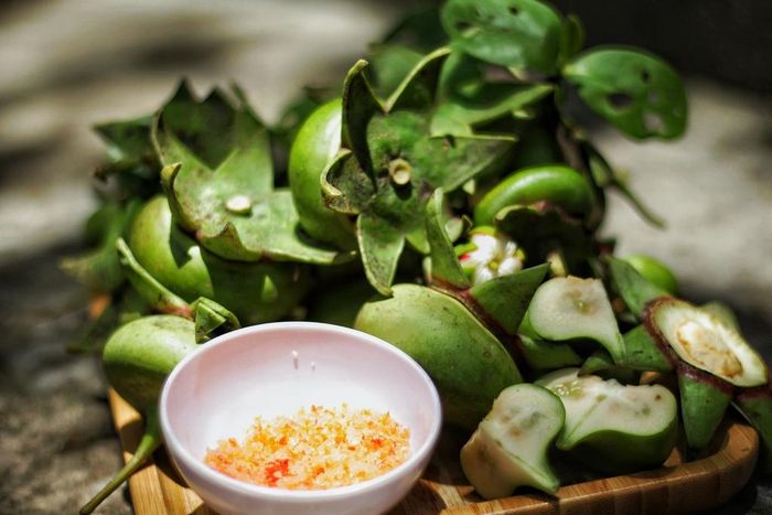 Để có được món ăn ngon, bạn lựa trái bần già, vừa chín tới để có độ chua và vị chát đặc trưng.