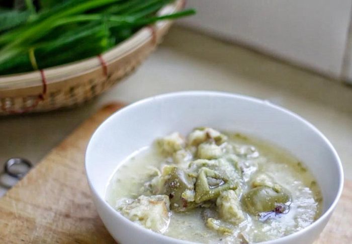 Bạn rửa sạch bần, cắt múi, sau đó nấu qua nước sôi khoảng 5-7 phút. Để có được nước cốt đậm đà, bạn cho nước vừa ngập trái bần rồi dùng muỗng tán nhuyễn.