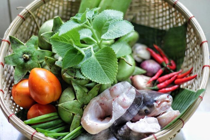 Làm món cá hú kho trái bần, bạn chuẩn bị cá hú cắt khoanh, 4-5 trái bần chín, đầu hành lá, hành tím, tỏi băm để ướp cá, gia vị gồm mắm, muối, đường, tiêu, hạt nêm.