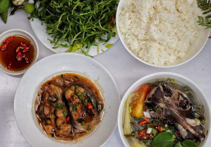 Để thưởng thức trọn vẹn món ăn, bạn chuẩn bị thêm ít bông súng bào mỏng, trái bần còn non và rau sống ăn kèm. Vị chua, chát của bần hòa cùng vị mặn của mắm kết hợp với vị béo của cá làm bữa ăn thêm tròn vị.