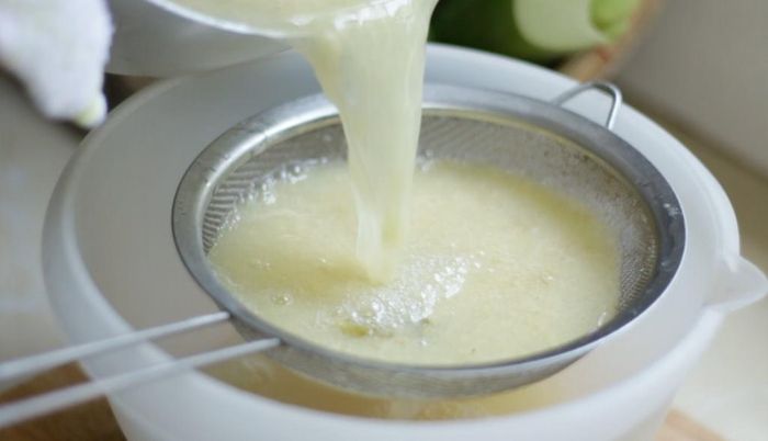 Tiếp đến, bạn dùng vải hoặc ray để lọc lại phần nước cốt. Nước cốt này có thể dùng để kho cá hoặc nấu canh chua.