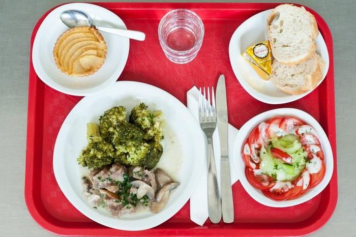 Thông thường, thực đơn ăn trưa của học sinh Pháp được quản lý nhà ăn xây dựng trước 2 tháng và gửi đến chuyên gia dinh dưỡng thẩm định. Chuyên gia có thể đề xuất thêm, bớt món ăn để cân bằng lượng tinh bột, đường, đạm và chất xơ trong mỗi suất ăn. Ví dụ, vào thứ hai, trẻ ăn salad dưa chuột và cà chua, thịt bê ướp nấm cùng bông cải xanh, bánh mì phô mai và tráng miệng với bánh tart táo.