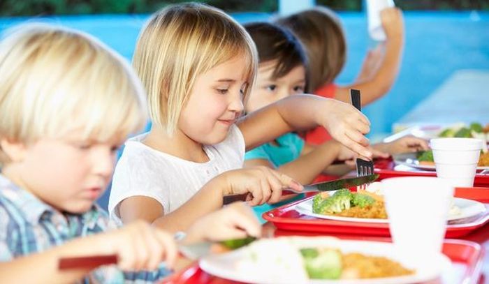 Bữa trưa điển hình ở trường là salad rau củ, thịt om hoặc nướng, bánh mì ăn kèm phô mai và món tráng miệng. Món tráng miệng được thay đổi linh hoạt nhằm cân bằng dinh dưỡng với món chính. Ở các trường học Pháp, trẻ được yêu cầu để hai tay lên bàn, cạnh đĩa ăn. Nếu một học sinh giấu tay dưới bàn, những bạn khác sẽ đồng thanh hô "Bàn tay cậu đâu rồi?" để nhắc nhở.