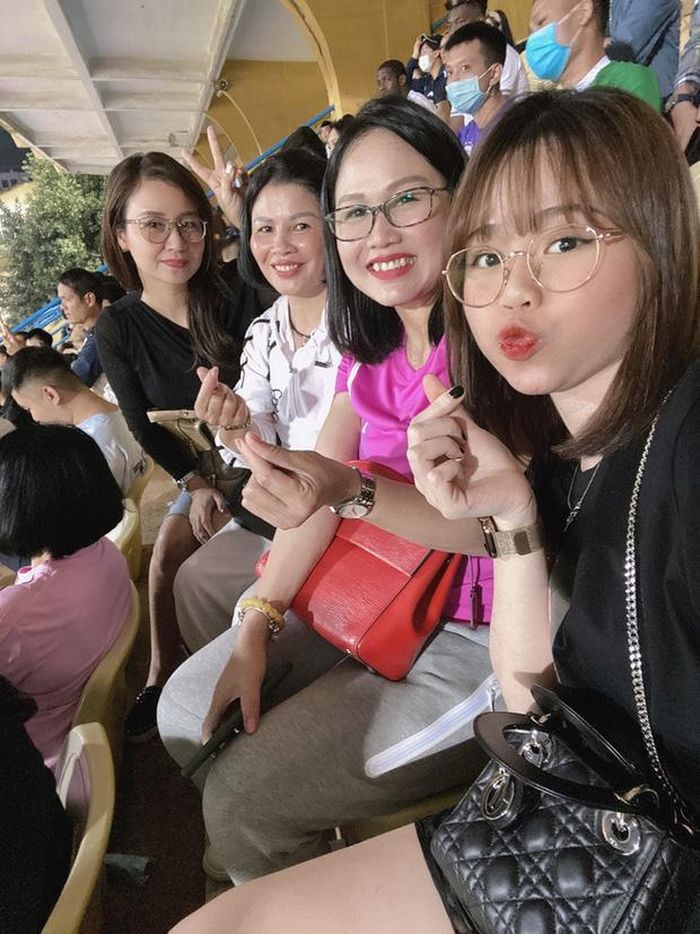 Huỳnh Anh đi xem Quang Hải đá bóng hôm 10/10. Ảnh: FB.