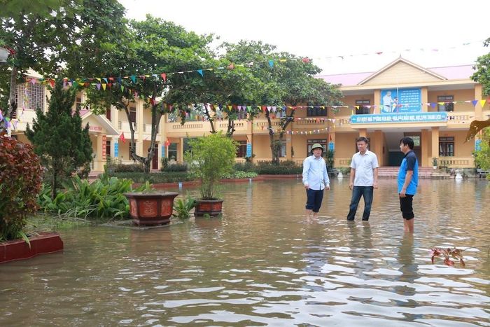 Nhiều trường vẫn chưa thể đón học sinh do ngập trong nước.