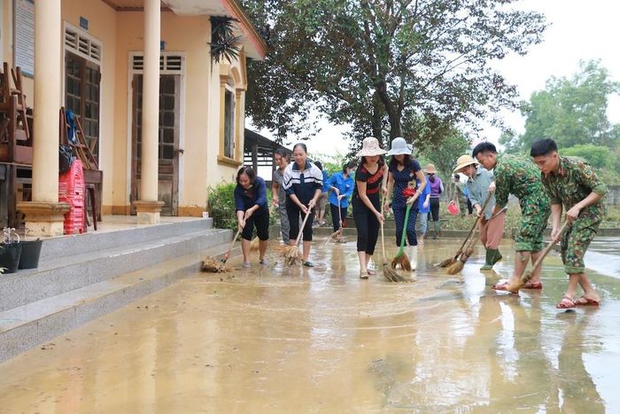Lực lượng quân đội của Sư đoàn 324 cùng tham gia hỗ trợ trường tiểu học Thanh Hà dọn dẹp lớp học.
