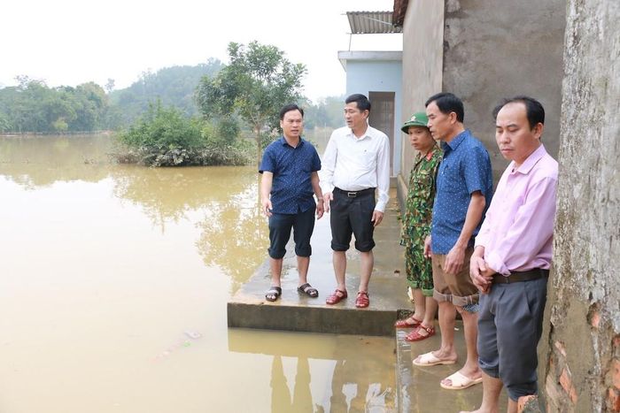 Dãy nhà làm việc của giáo viên trường tiểu học Thanh Hà đã bị sạt lở tường do hậu quả của trận lũ lịch sử.